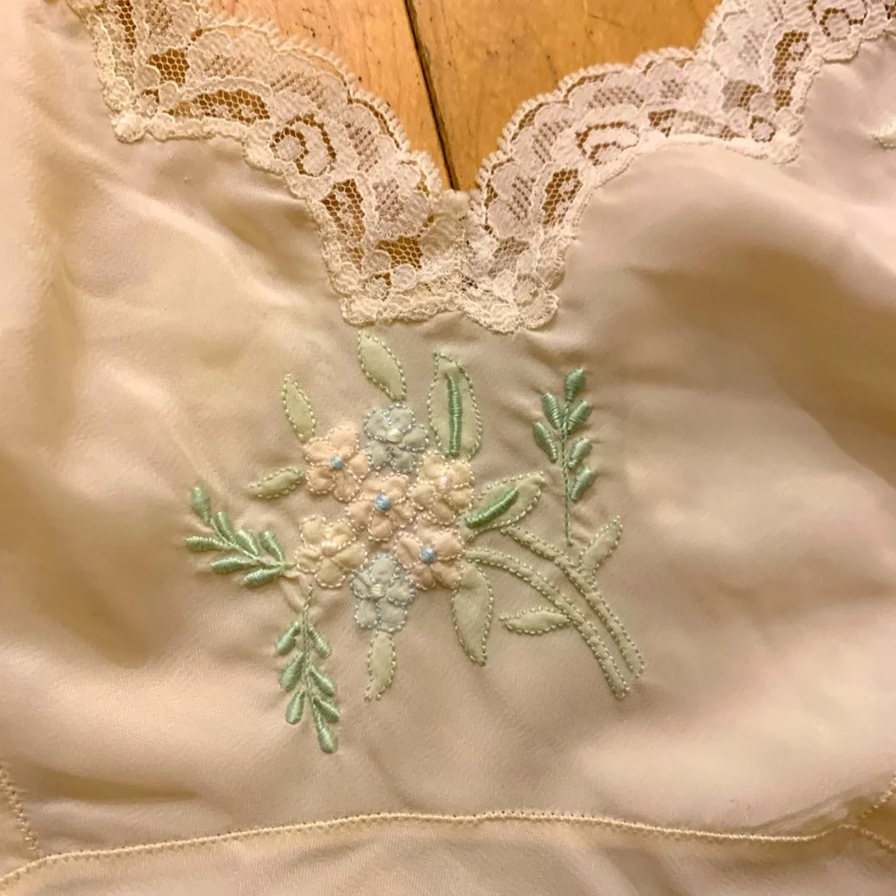 Vintage Corhan Noumiar Ivory Hand Embroidered Slip‎ - Picture 2 of 9